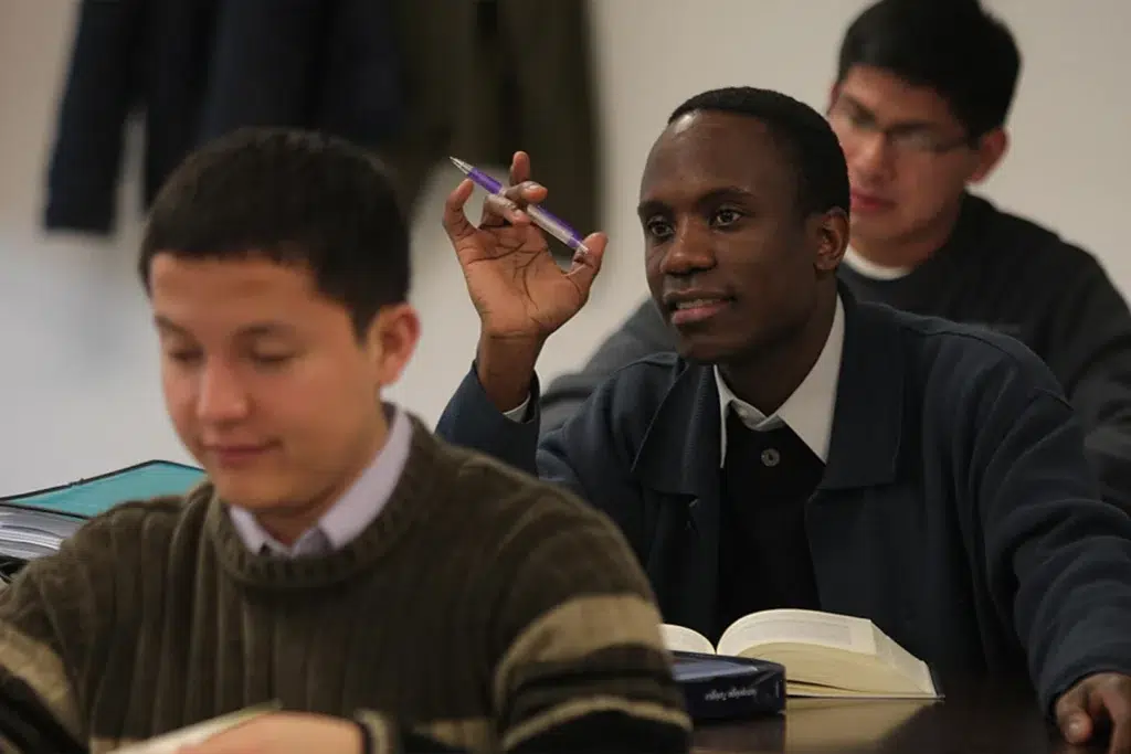 Seminaristas atienden en clase de Teología en las Facultades Eclesiásticas de la Universidad de Navarra