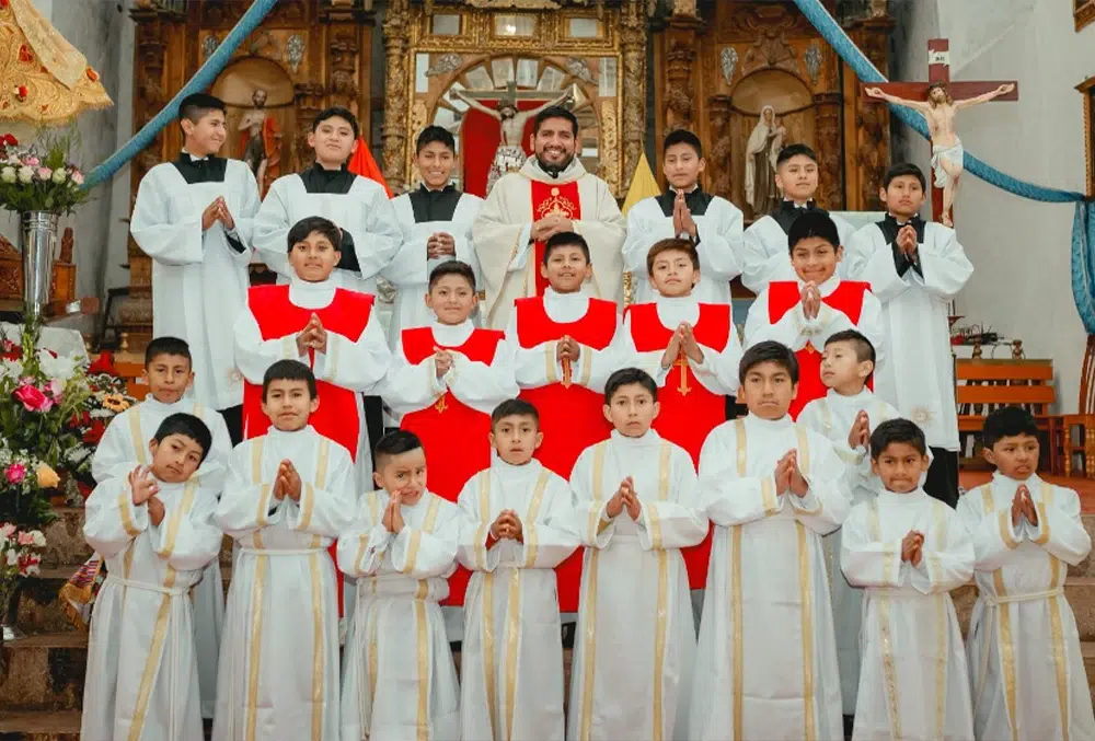 Padre Christiam Burgos con monaguillos en una parroquia de los Andes del Perú.