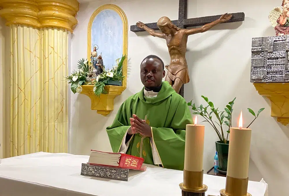 Tadeo Ssemanda, sacerdote de Uganda, celebra la Eucaristía en una iglesia de su diócesis.