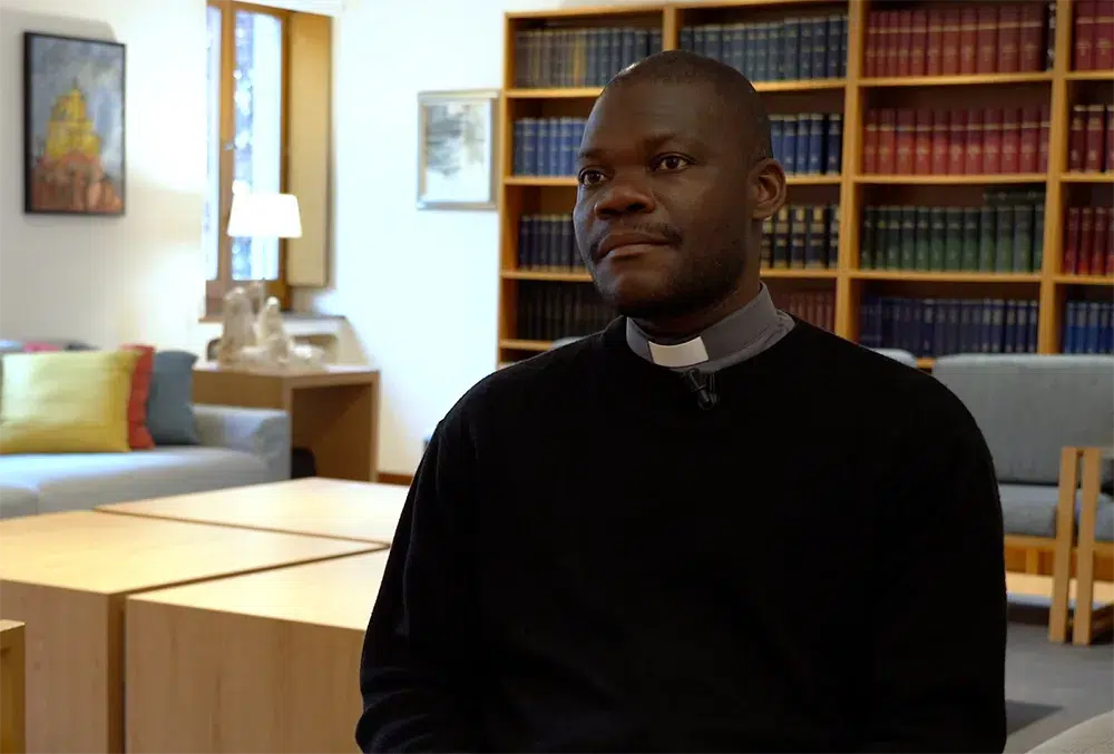 Hugues Paul, sacerdote de Haití, estudia Bilibia en Pamplona gracias a una ayuda de la Fundación CARF