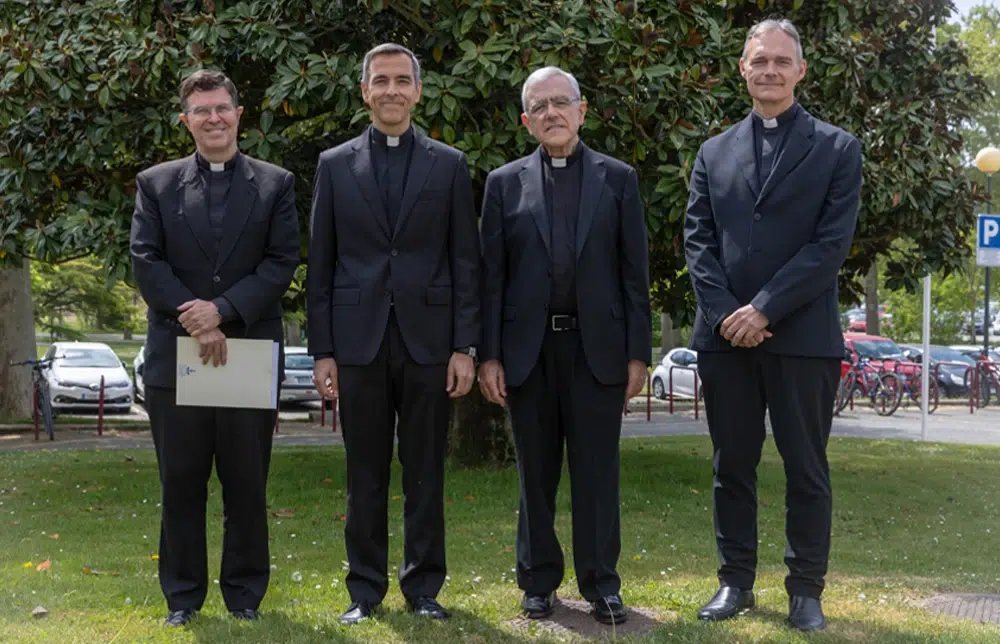 Ramiro Pellitero, junto a otros sacerdotes, amigos y profesores de la Universidad de Navarra.