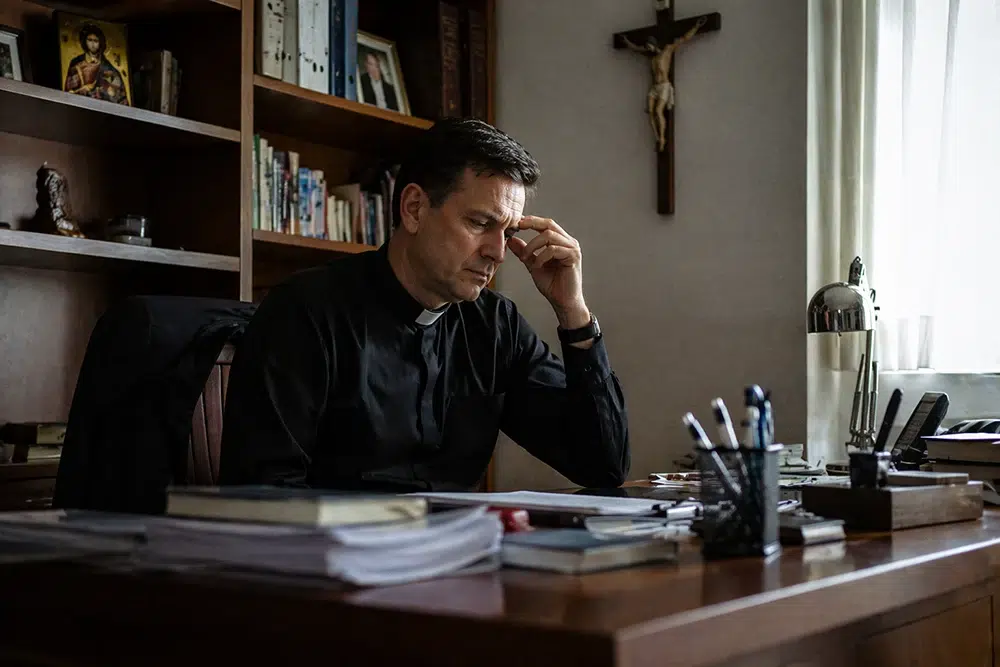 El Papa León XIV nos invita a rezar por los sacerdotes en crisis.
