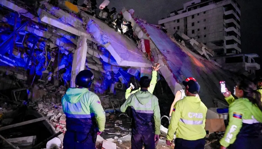 Equipo de rescate tras los terremotos de Venezuela