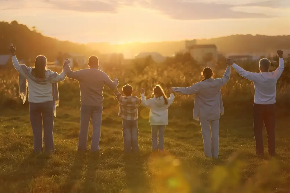 Familia unida viendo el atardecer