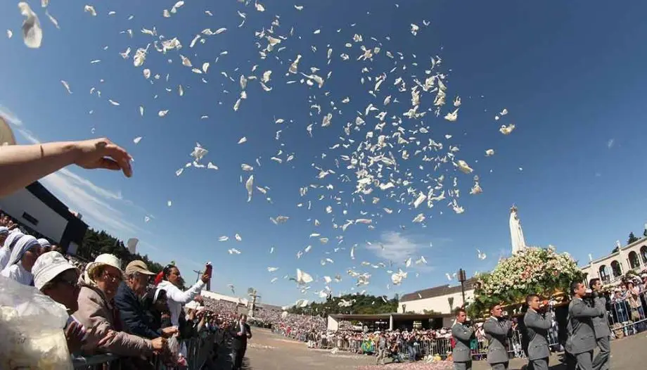 Milagros de la Virgen María y naturaleza: ‘el sol bailó’, nevadas, flores…
