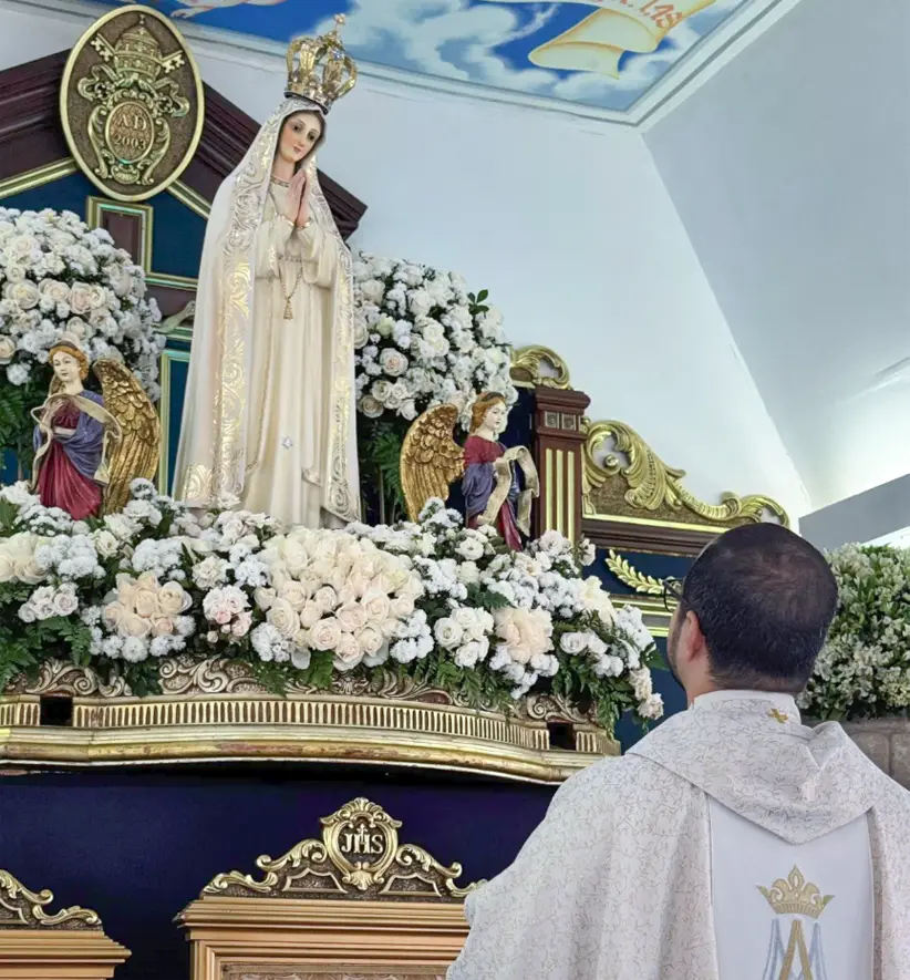 Cleyver Josué ante la Virgen María