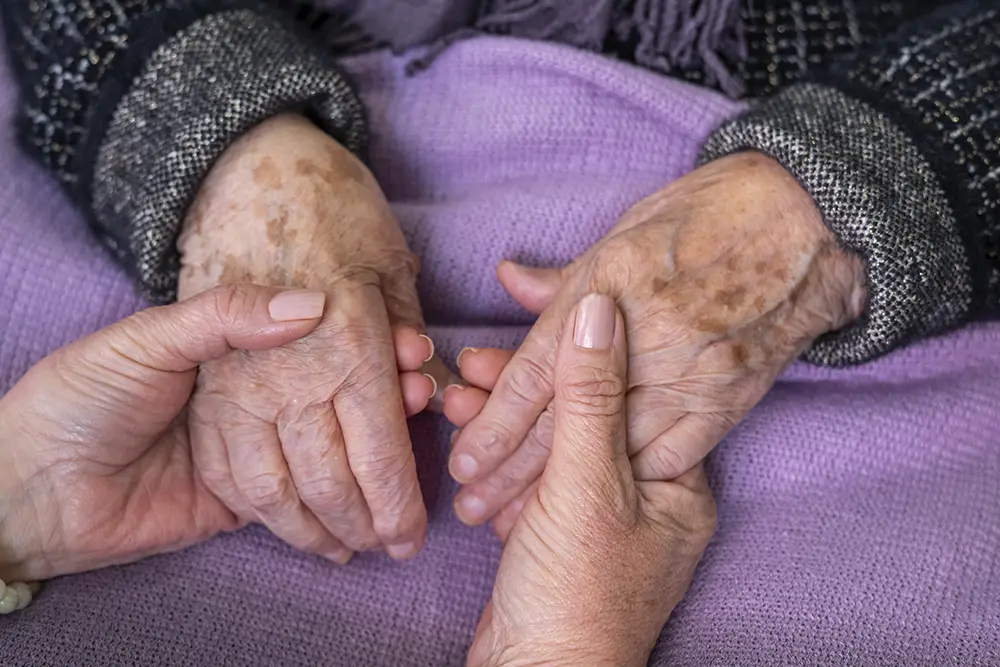 Unción de los enfermos sacramento Acompañamiento a personas ancianas