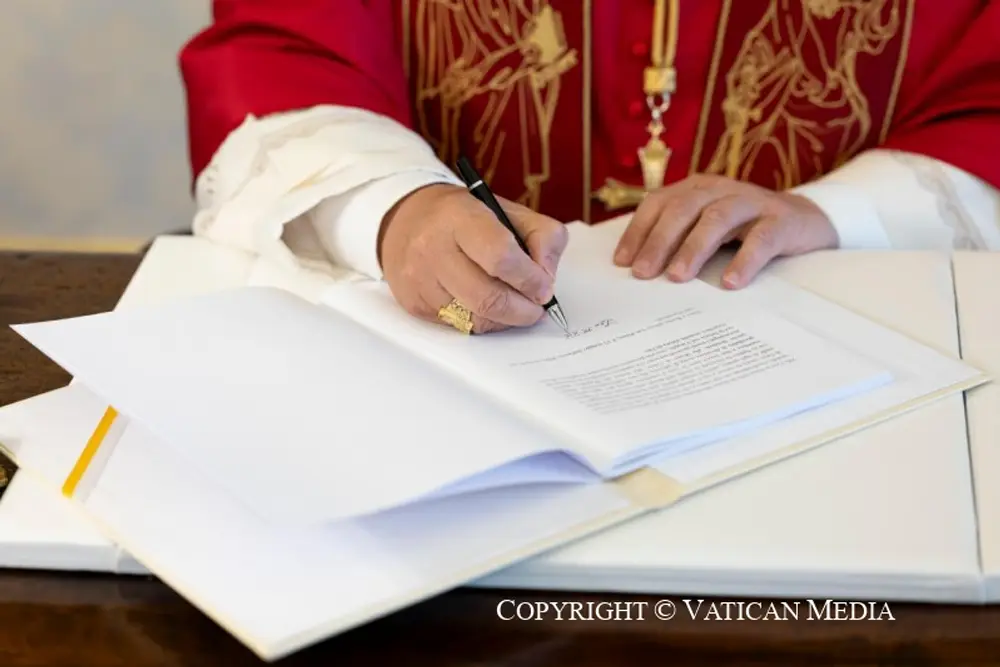 Firma de la encíclica Magnifica humanitas