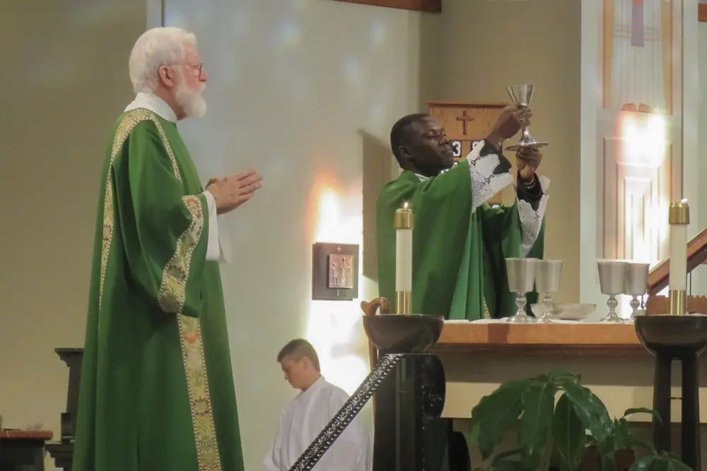 Lawrence Kawagga celebrando misa