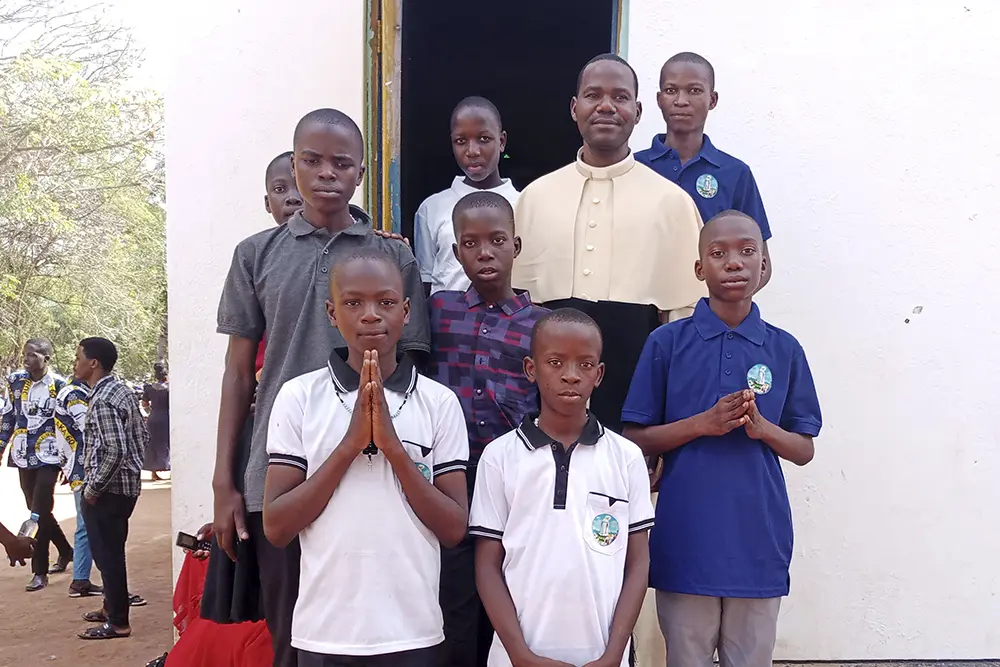 Paul Charles acompañado de feligreses en Tanzania