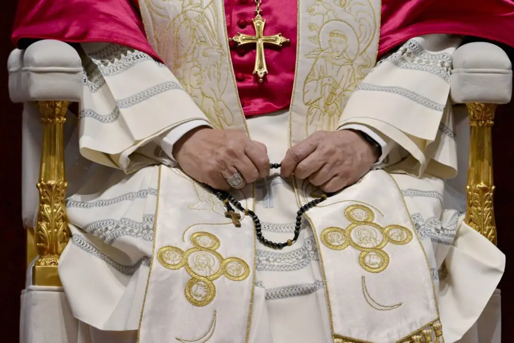 El papa León XIV reza el rosario por la paz durante una vigilia de oración vespertina en la Basílica de San Pedro, en el Vaticano, el 11 de abril de 2026 (Foto de CNS/Vatican Media)