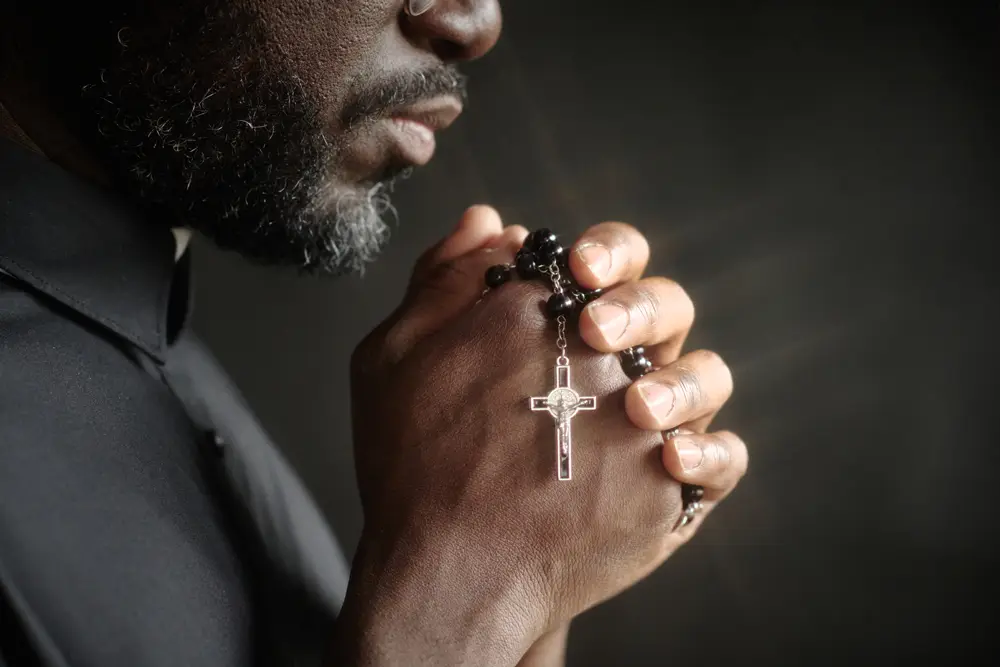 Sacerdote orando